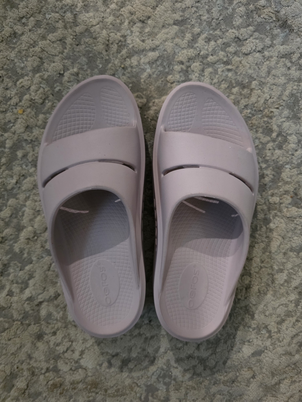 OOFOS Women’s Slide Sandals in Light Pink